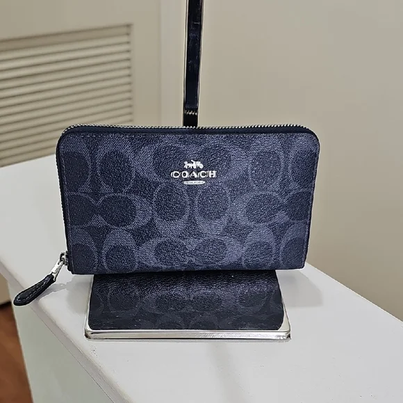 Coach 88913 Denim/Midnight Navy Signature Print Zip Around Medium ID Wallet  EUC